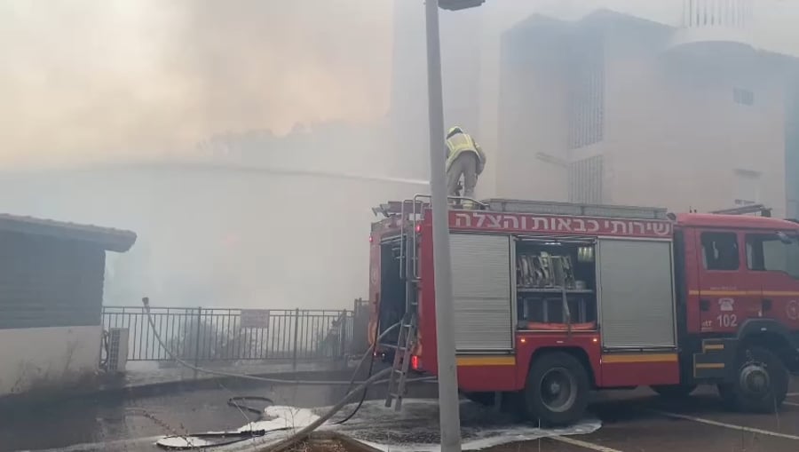 השריפות בקריית שמונה אחרי פגיעת הרקטות