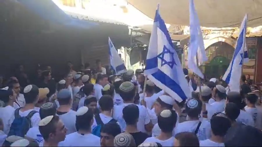 שירת "שיישרף לכם הכפר" ברחוב הגיא סמוך לשער שכם, במהלך צעדת הדגלים