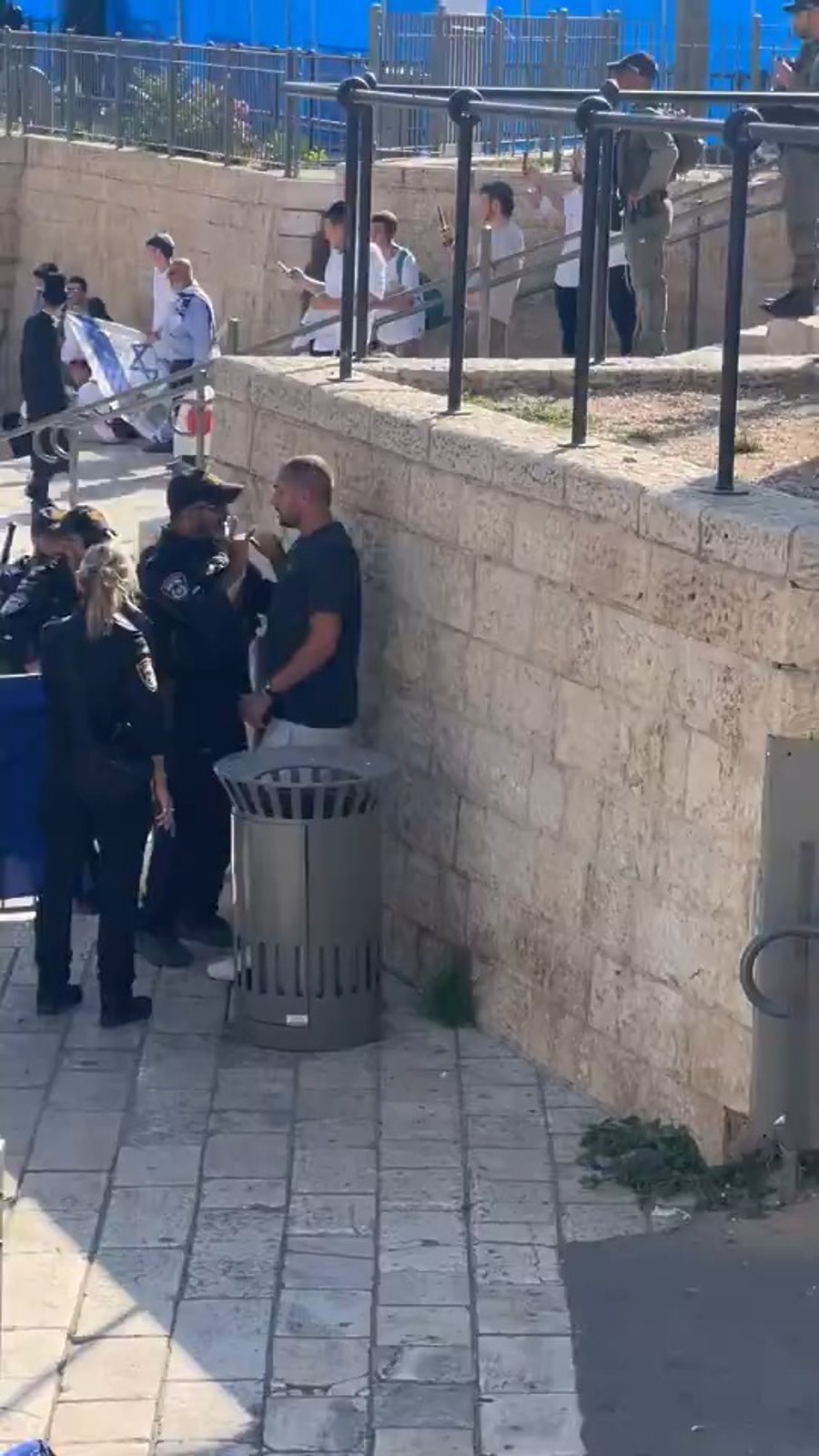 לירון תמרי מורחק על ידי המשטרה משער שכם במהלך צעדת הדגלים