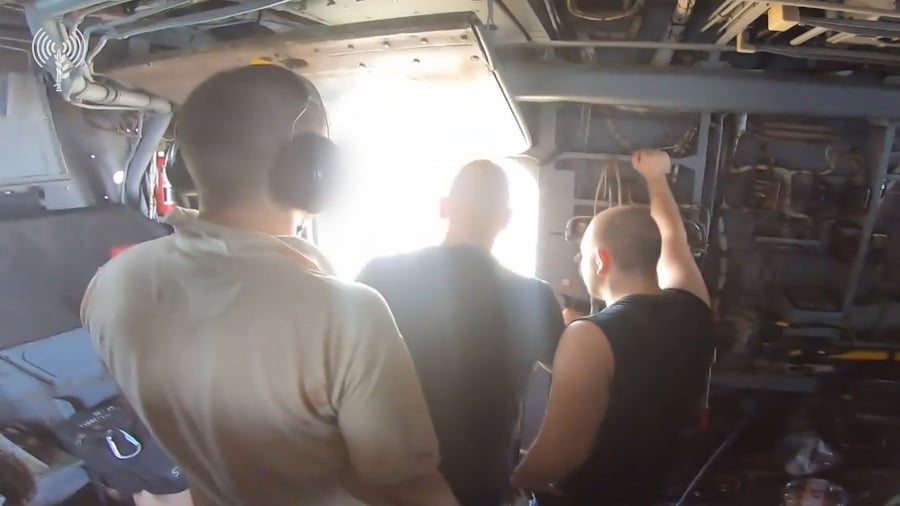 שלושת החטופים במסוק - בדרך לישראל