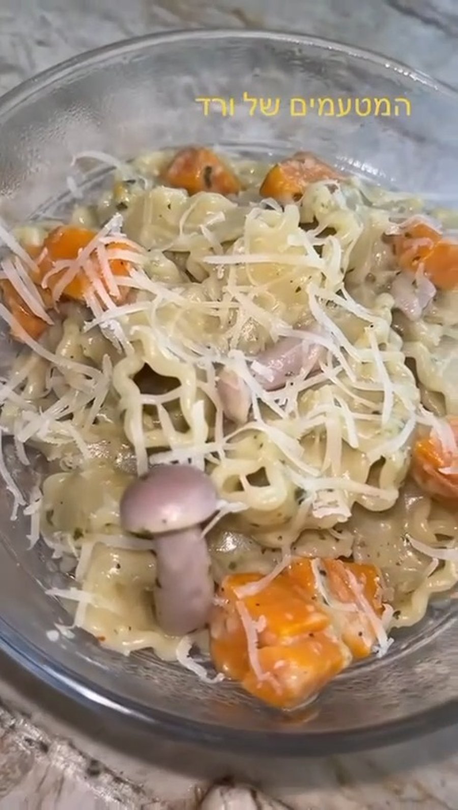 פסטה פיקנטית עם בטטה, גבינת פרמזן ורוטב פסטו