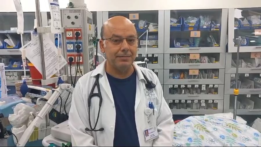 ד"ר עלי שחיבר, כירורג בכיר במלר"ד שבמרכז הרפואי לגליל, מספר על הפצוע שהגיע עם פגיעות רסיסים