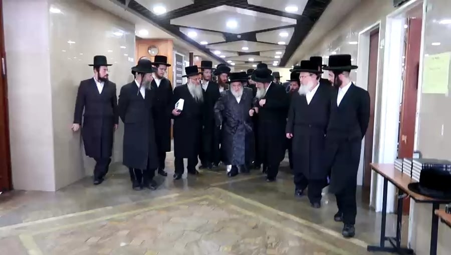 האדמו"ר מביאלה מלווה את האדמו"ר מויז'ניץ אחר הביקור