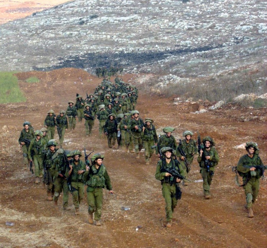 חיילים צועדים בחזרה מלבנון לאחר הפסקת האש