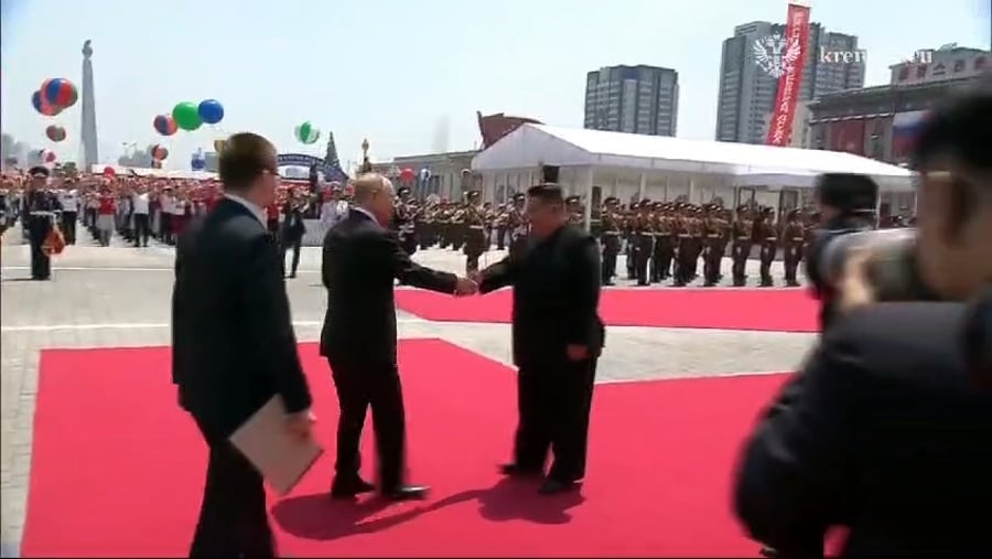 שני מנהיגים מסוכנים. פוטין וקים בפגישתם, הבוקר 