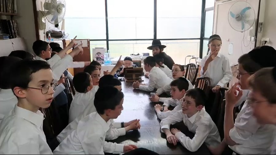הגר"מ גריינמן בוחן ילדים