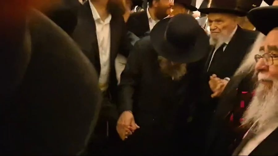 ראשי הישיבות נכנסים לדינר המרכזי שלובי זרוע