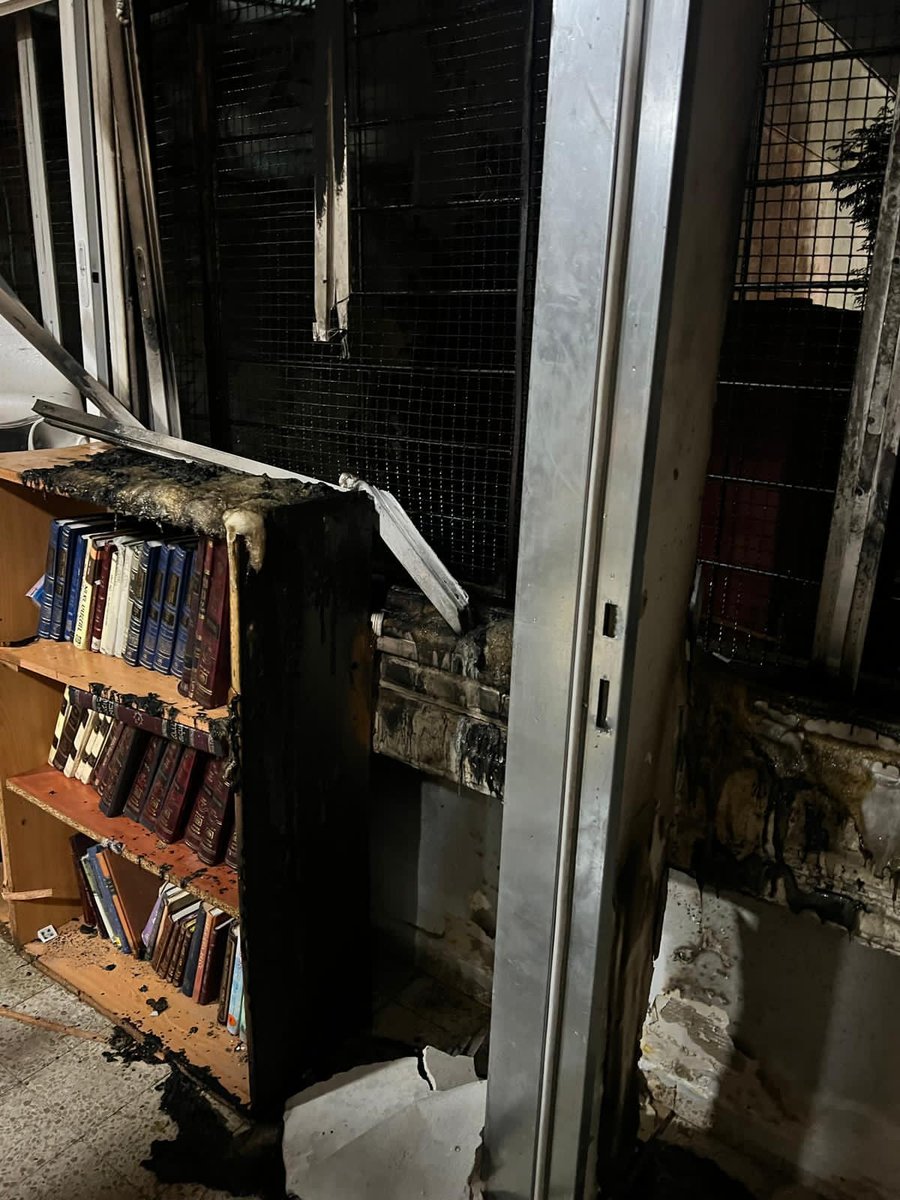 הנזק שנגרם לבית הכנסת בעקבות ההצתה