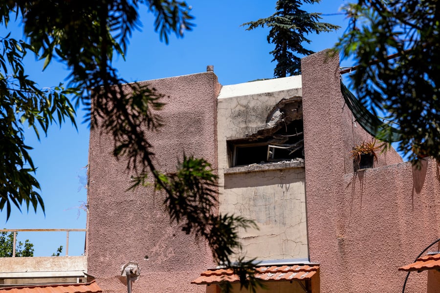 בית שנפגע מרקטות חיזבאללה שנורו מלבנון לקיבוץ יראון, השבוע