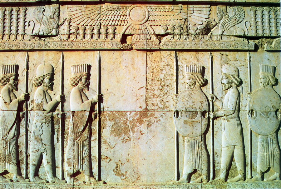 המאה ה-5 לפני הספירה חיילי פרס (הכובעים המרובעים) וחיילי מדי (הכובעים המעוגלים) בלבוש מסורתי