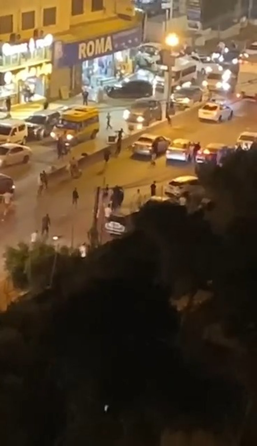 מיידים אבנים לעבר הרכב בו היהודי שוהה