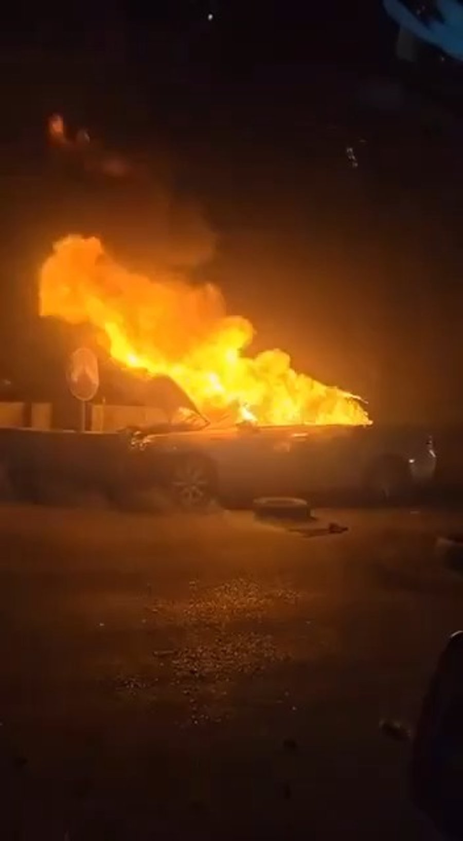 הרכב בוער לאחר החילוץ