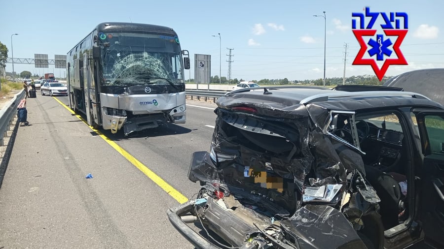 אוטובוס התנגש בעוצמה ברכב; 14 פצועים פונו לבתי חולים