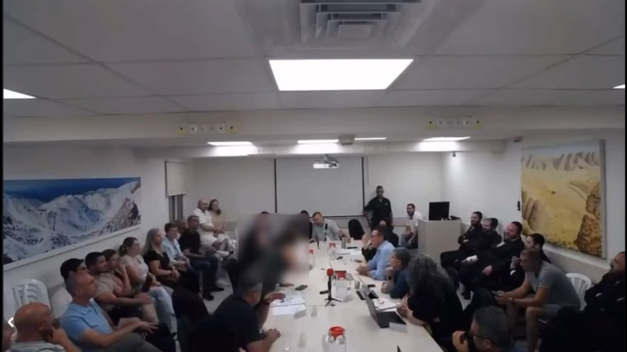 זרקה עליו חפץ | צפו