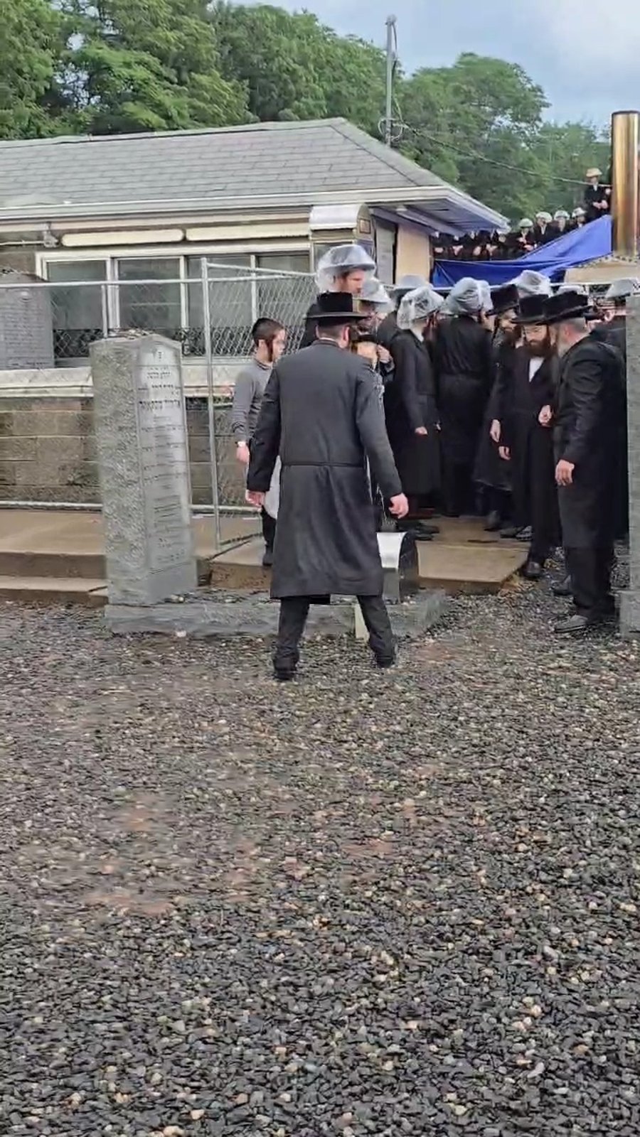 שלובי זרוע, האחים לבית קאסוב בבית החיים במאנסי אתמול