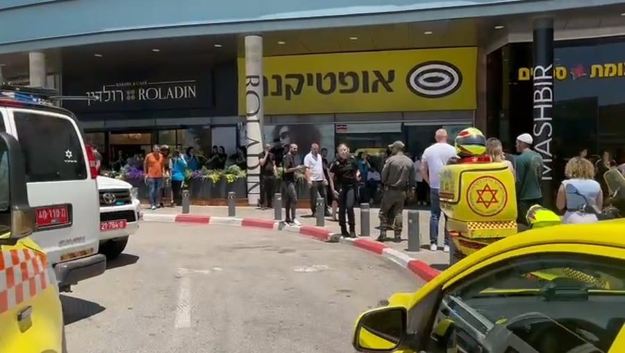 זירת הפיגוע הקשה בקניון חוצות כרמיאל