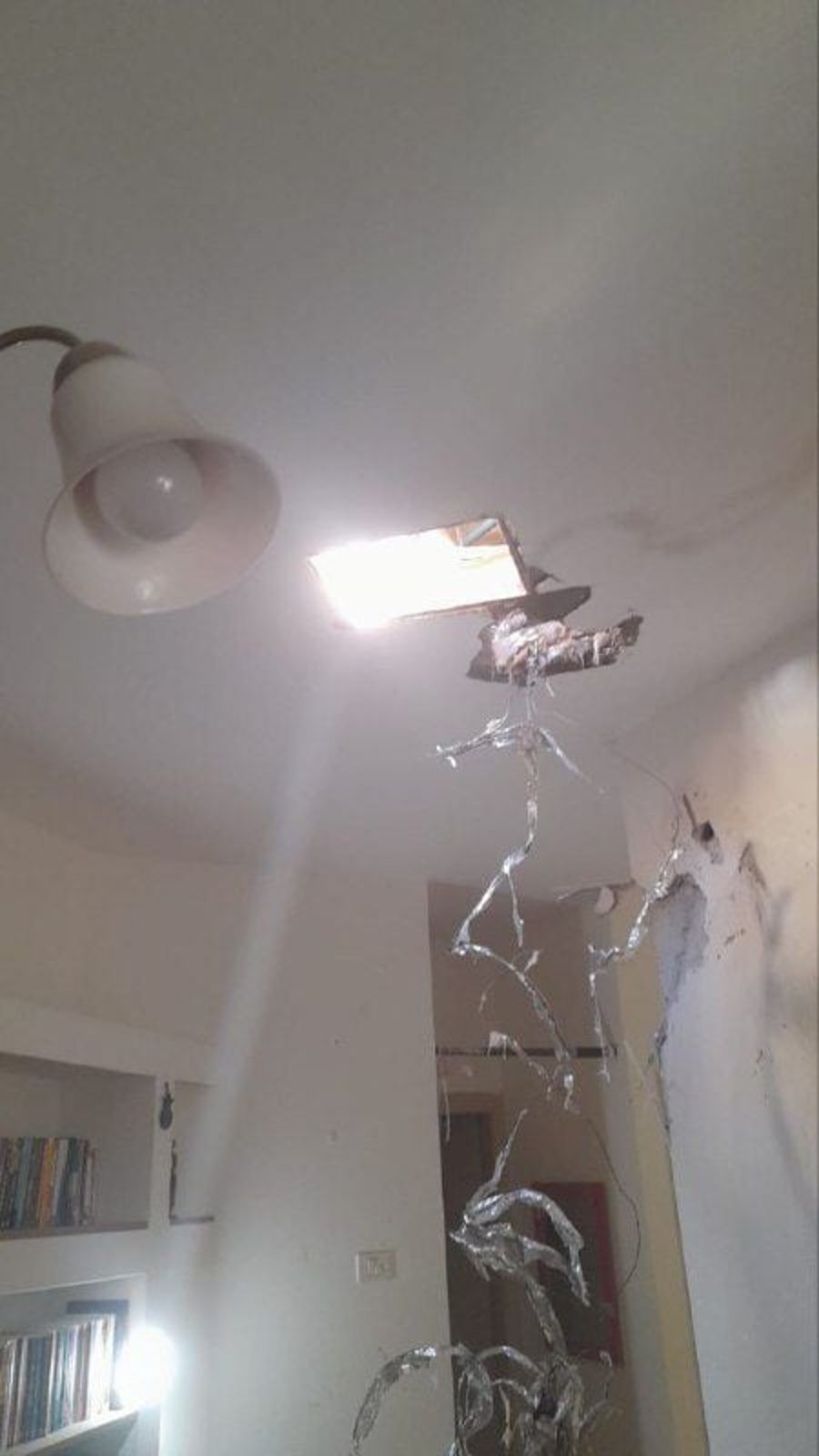 הרס רב בדירה בעוטף עזה כתוצאה מהפגיעה הישירה