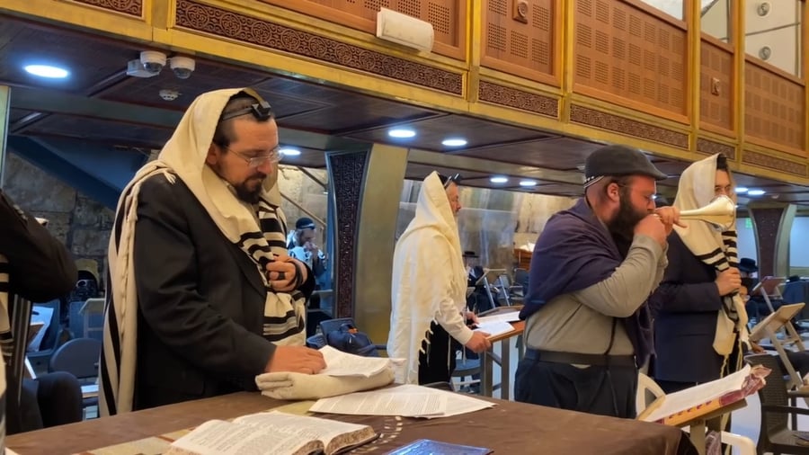 תקיעה בחצוצרות בכותל המערבי