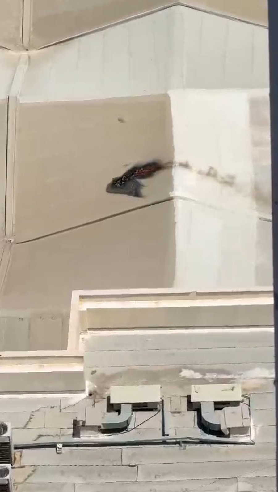 צפו בפגיעה הישירה בגג הקניון בעיר עכו