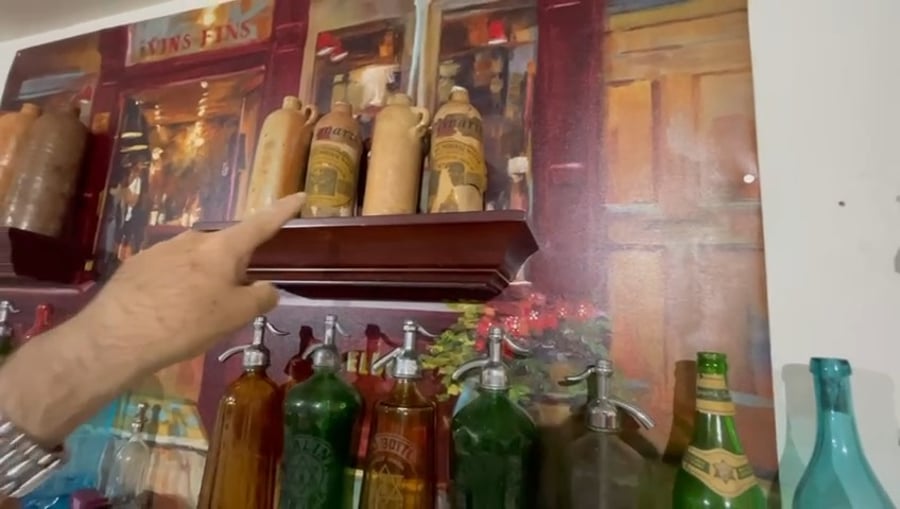 לדוברי אנגלית. הסברים של מוישי על כמה בקבוקים נדירים מהאוסף