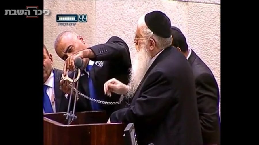 מאיר פרוש כבול באזיקים לדוכן הכנסת. היו ימים