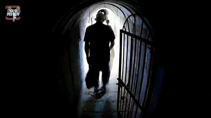 יחיא סינוואר מסתתר עם בני משפחתו במנהרה בחאן יונס