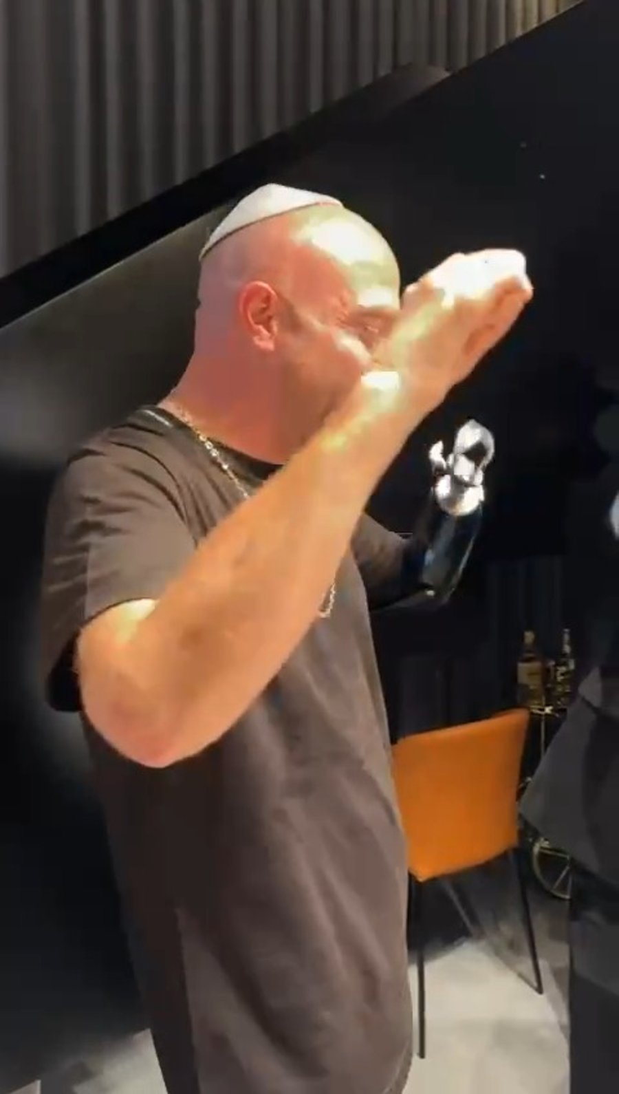 למרות המגבלה: זיו שילון מרים את ספר התורה