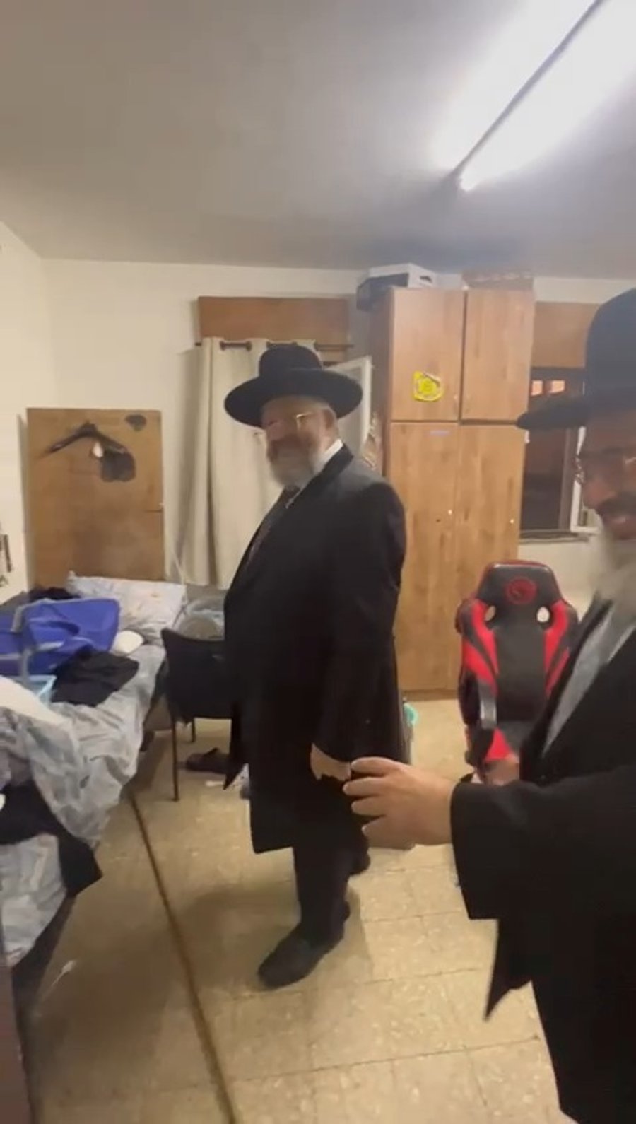 בחדר הפנימייה בה ישן | צפו