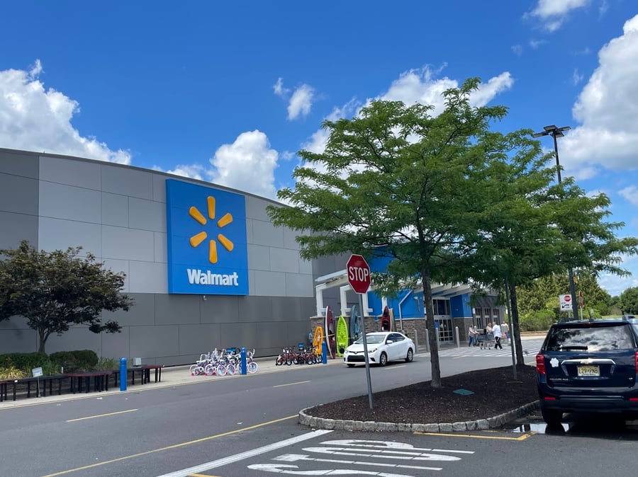 וולמארט. כשאומרים 'כל בו' - לזה מתכוונים, משרוך נעל ועד רכב. אין דבר שלא תוכלו למצוא בו