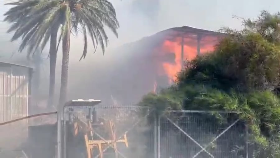 מבנים חקלאיים עולים באש ובלהבות במושבה יבנאל בגליל התחתון