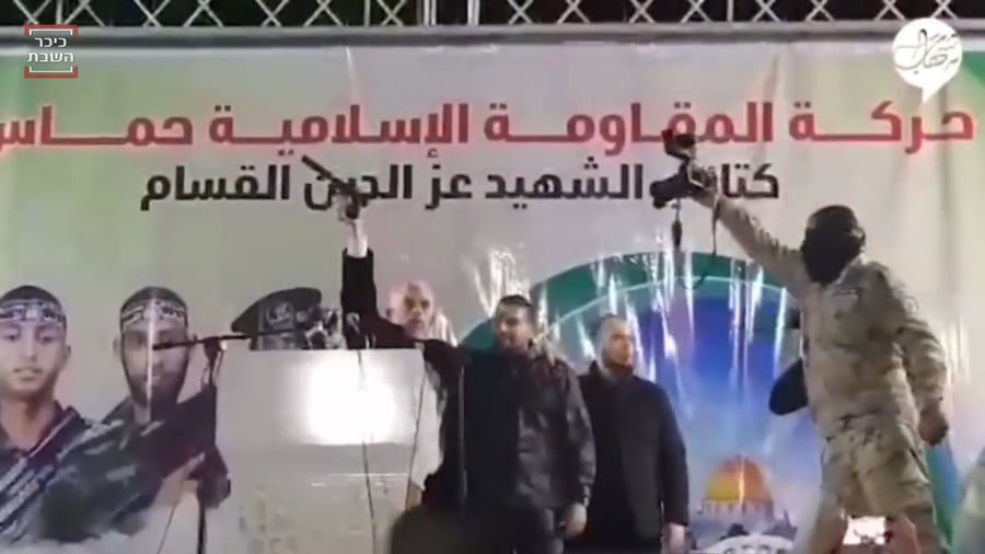 סינוואר מנופף באקדח