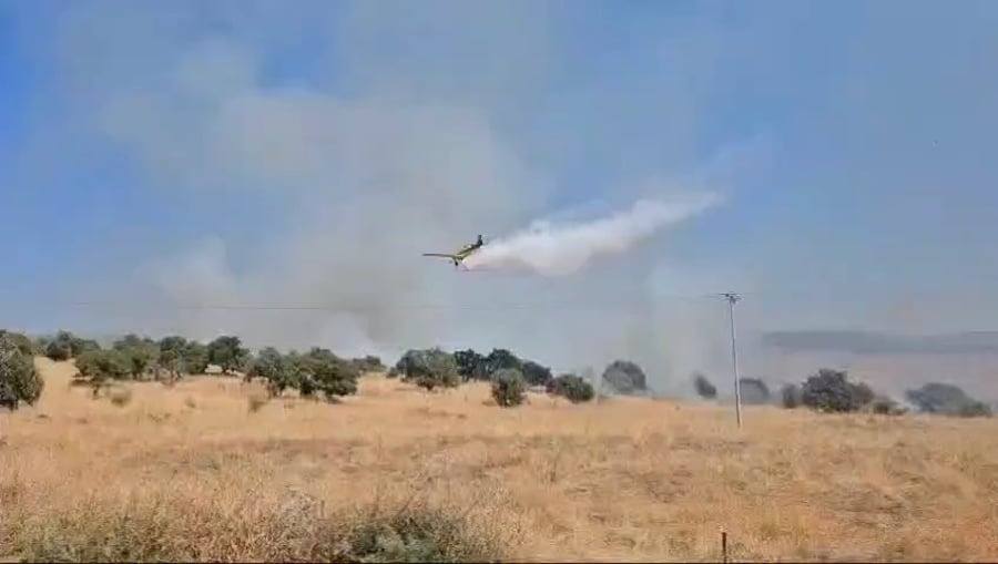 מטוסי כיובי מטייסת אלעד פועלים בשריפות שפרצו סמוך לנחל יהודיה כתוצאה משיגורי חיזבאללה מלבנון