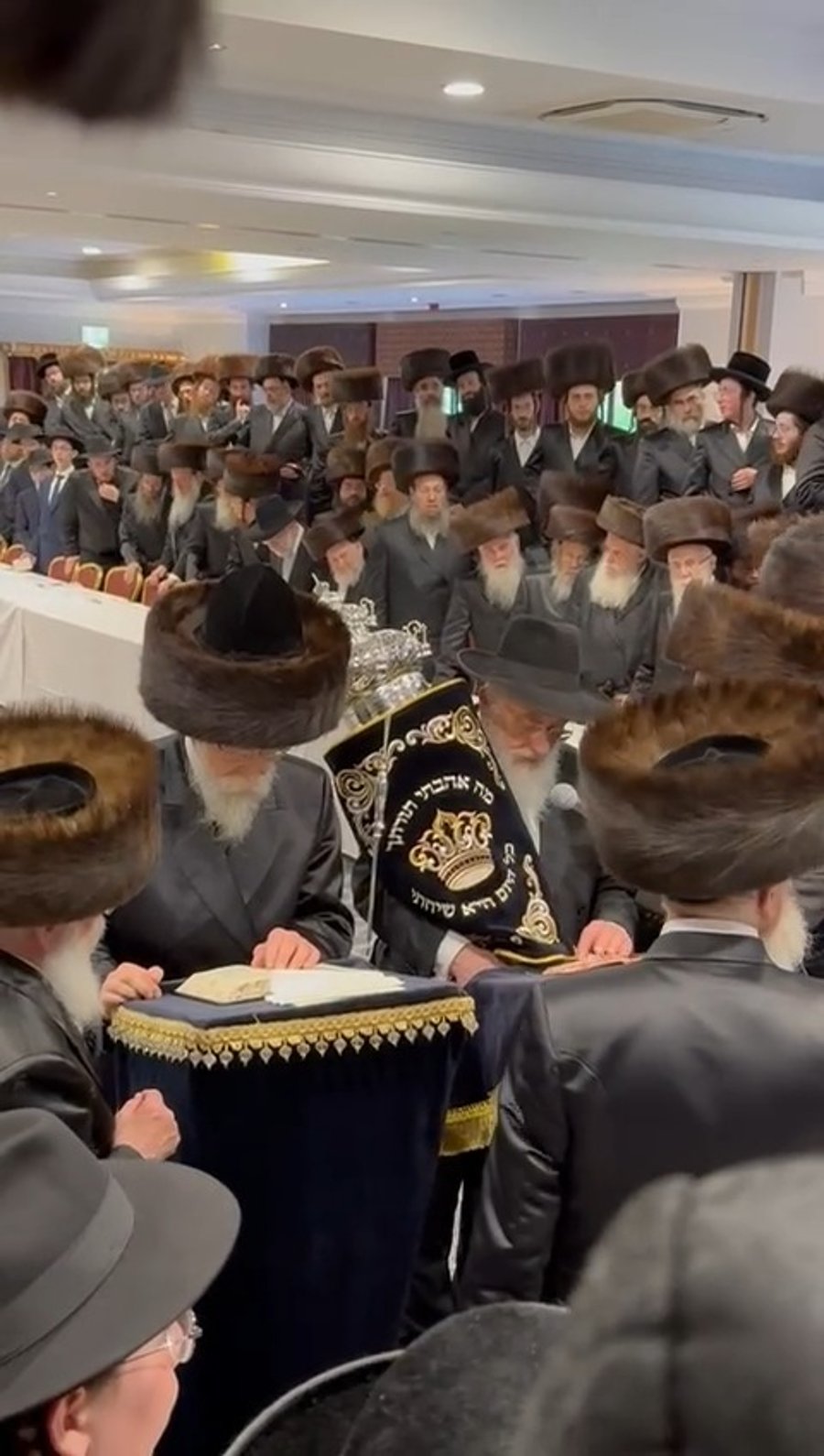 חנוכת הבית והכנסת ס"ת לקלויז הרוז'ינאי במצ'נסטר