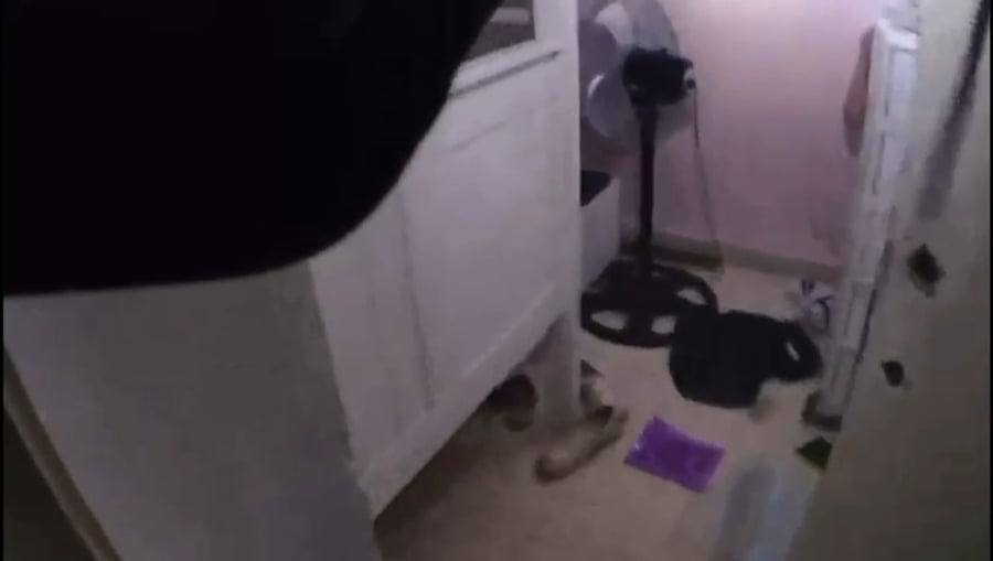 השוטר תופה את החשוד בפריצה