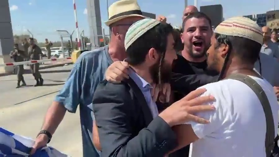 ח"כ צבי סוכות בשדה תימן