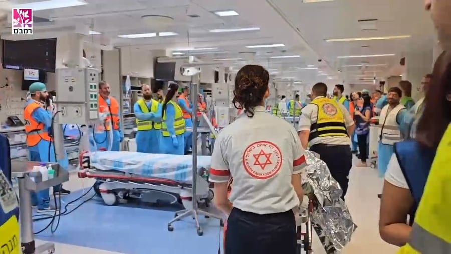 הגעת פצועים מהתאונה לחדר ההלם ברמב"ם