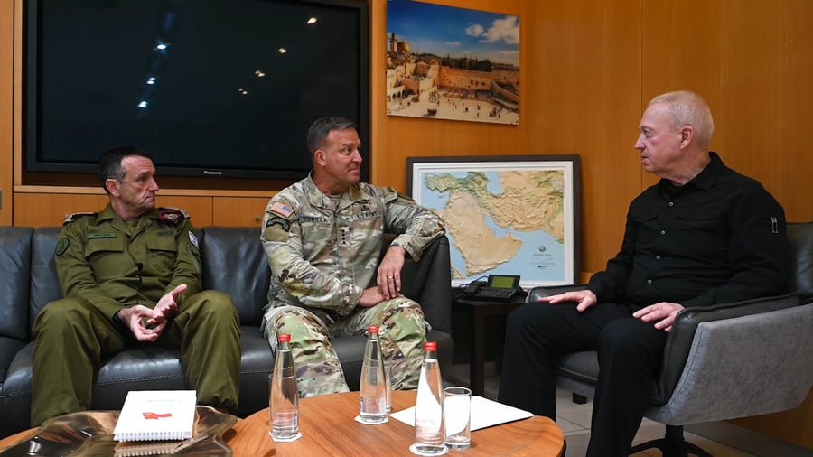 הגנרל קורילה עם שר הביטחון והרמטכ"ל