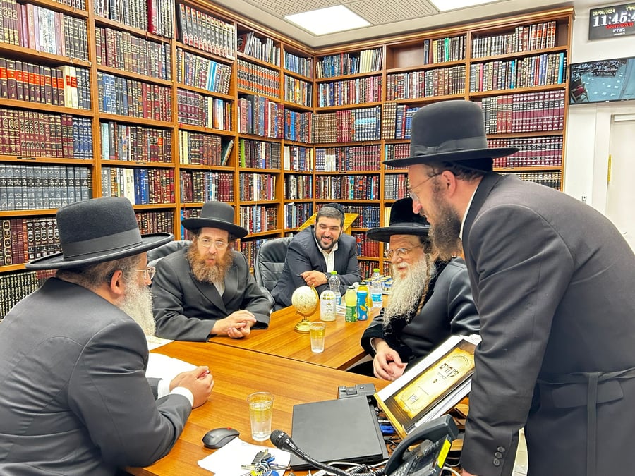 האדמו"ר ממודז'יץ בביקור אצל הרב ישראל אברג'ל