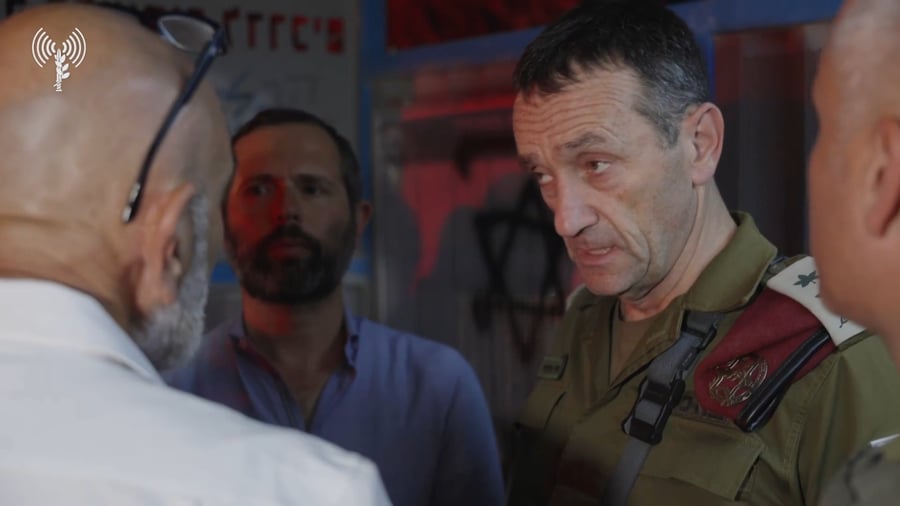 הרמטכ"ל רא"ל הרצי הלוי בהערכת מצב בזירת הפיגוע עם בכירי הצבא, שב"כ והמשטרה