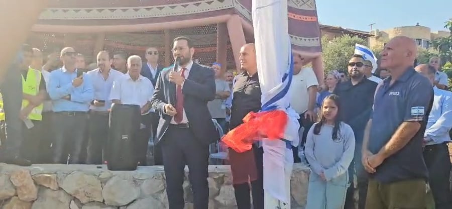 מניף את הדגל ביישוב הבדואי