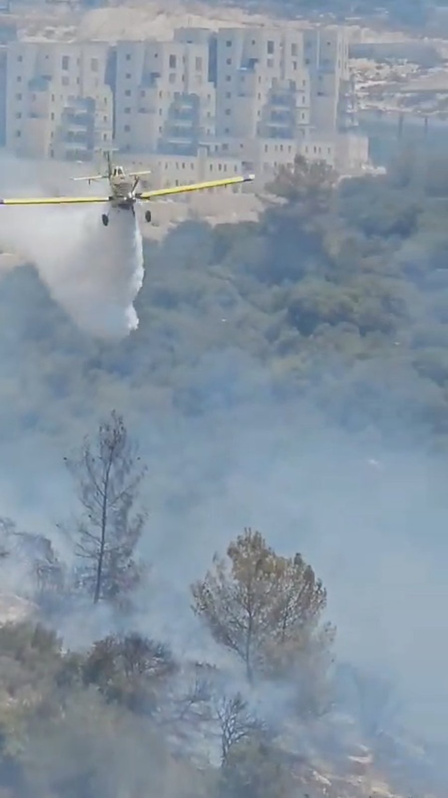 מטוסי כיבוי מפזרים חומרים מעכבי בערה בשריפה ברמת בית שמש ד' 4