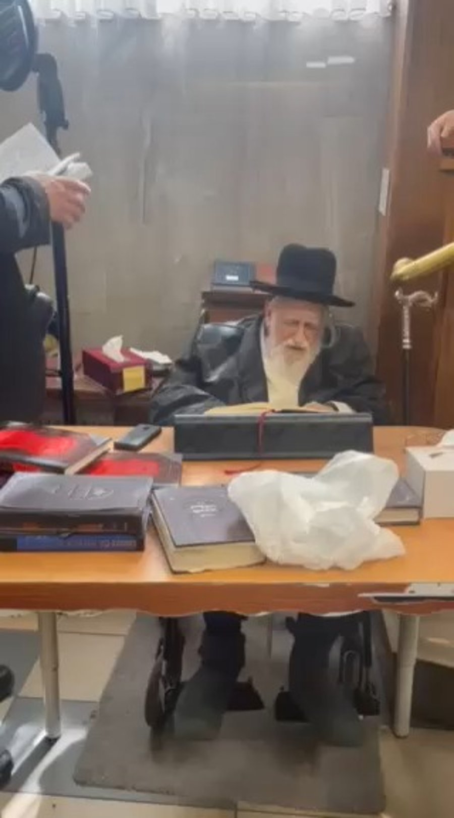 זקן ראשי הישיבות בלונדון הגר"א שליזנגר 