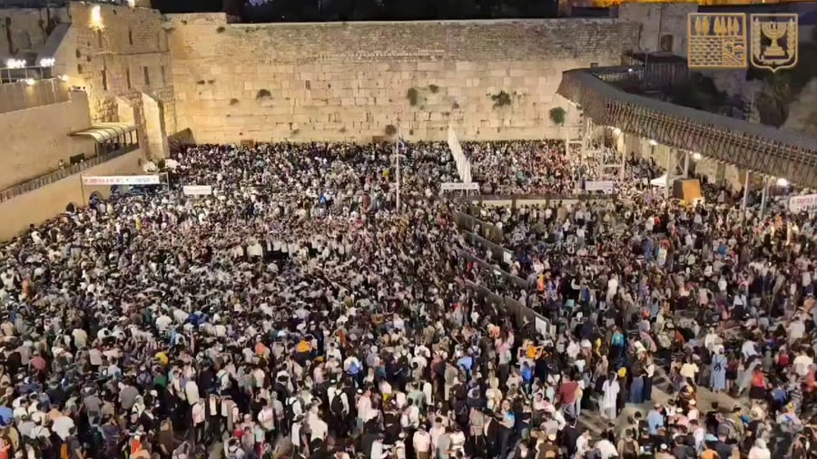 מוצאי תשעה באב בכותל המערבי