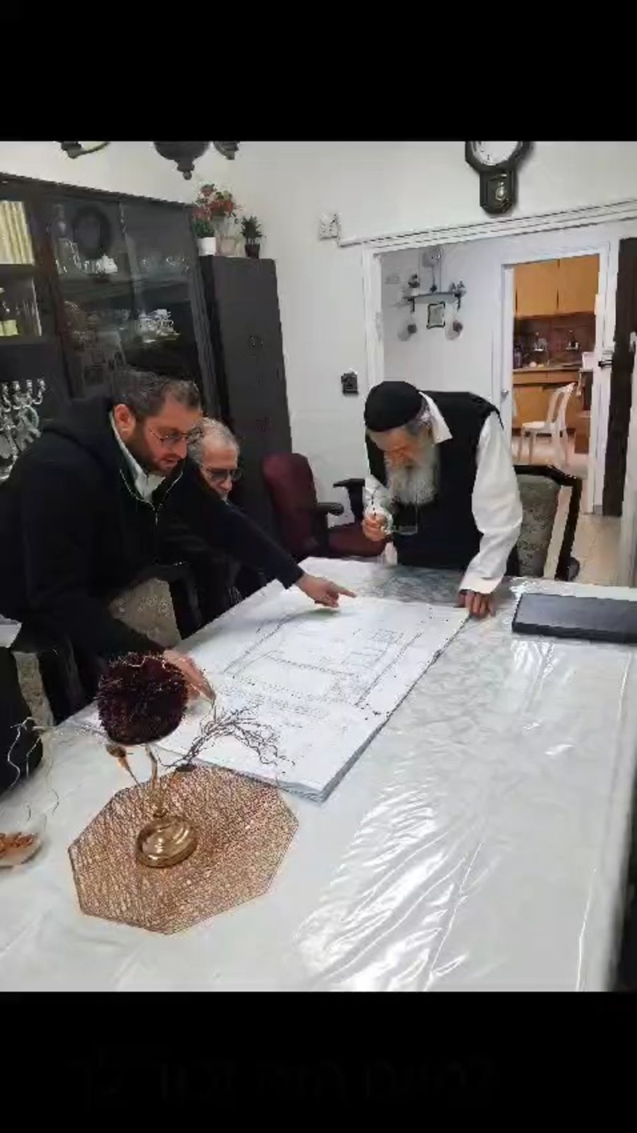 רה"י הגר"ב ויסבקר זצוק"ל עובר על תוכניות הבניה של ישיבת בית מתתיהו