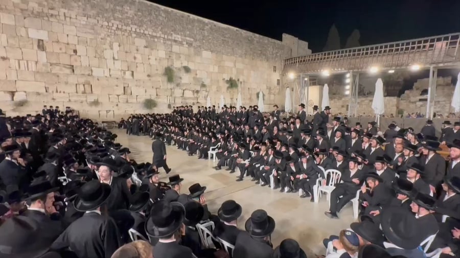 מוצאי תשעה באב בכותל המערבי