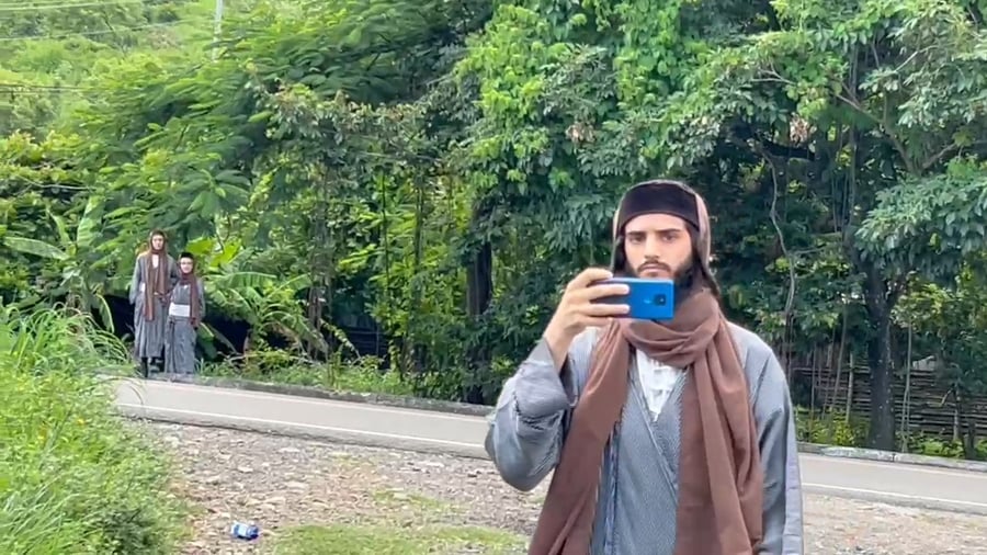 ניסים מלכה מסריט עם מכשיר לא כשר