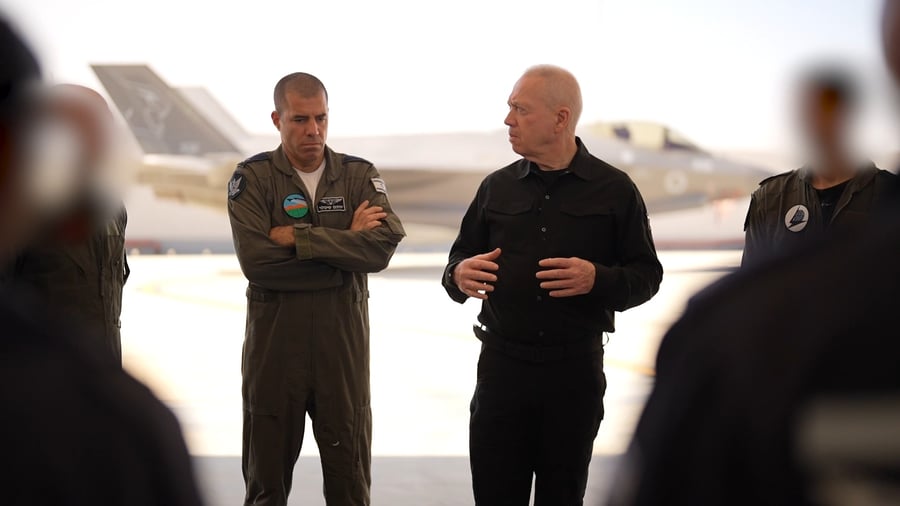 שר הביטחון בבסיס נבטים