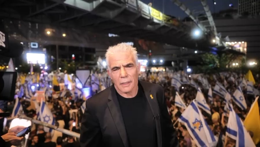 "קברניט המוות" | יאיר לפיד בהפגנת השמאל בתל אביב