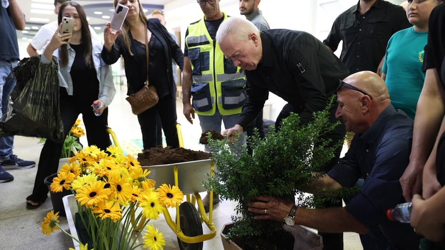 שר הביטחון נוטע עצים בפתיחת שנת הלימודים