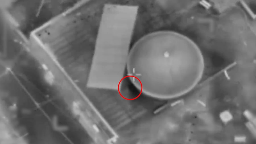 מחבל משליך מטען ממסגד